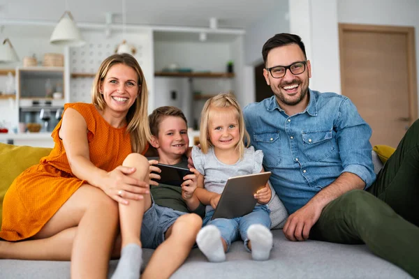 Tecnologia Dispositivos Digitais Família Conceito Educação Line Jovem Família Feliz — Fotografia de Stock