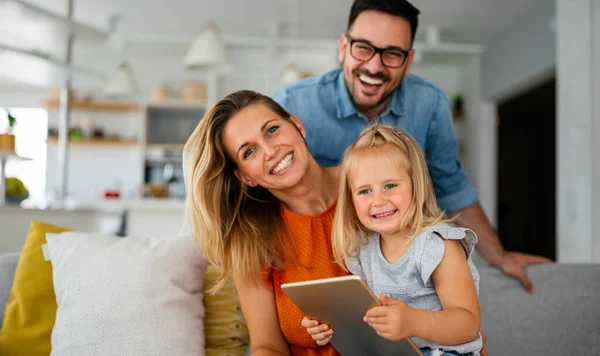 Счастливая Семья Проводящая Время Дома Пользующаяся Цифровым Устройством Вместе Технологические — стоковое фото