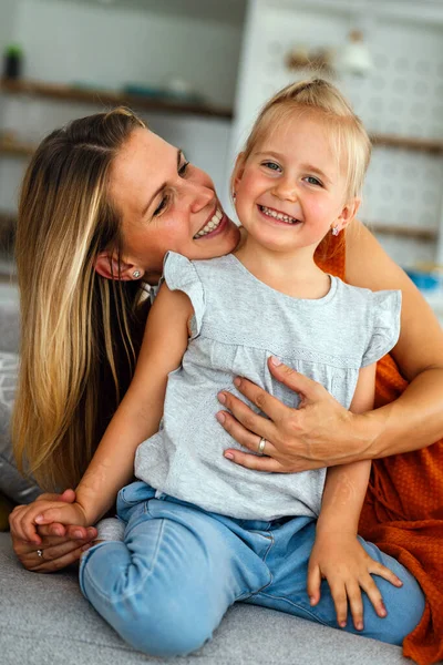 Sevgi Dolu Bir Aile Genç Anne Kızı Çocuk Evde Oynaşıyor — Stok fotoğraf