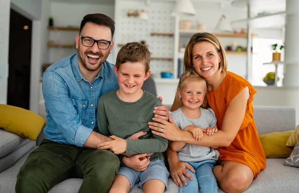 Retrato Familia Feliz Sonriente Casa —  Fotos de Stock