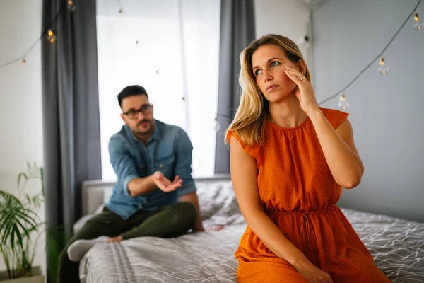 Sorgligt Pensiv Par Tänker Relationer Problem Sitter Soffan Konflikter Äktenskap — Stockfoto