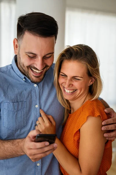 Sorrindo Jovem Casal Abraçando Usar Smartphone Pessoas Compartilhando Mídias Sociais — Fotografia de Stock