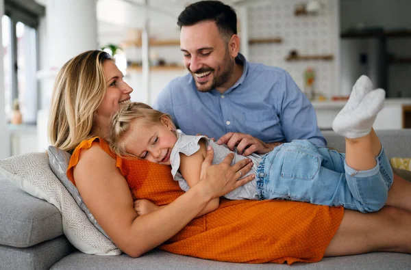 Pais Divertindo Com Sua Filhinha Casa Família Passa Tempo Pela — Fotografia de Stock