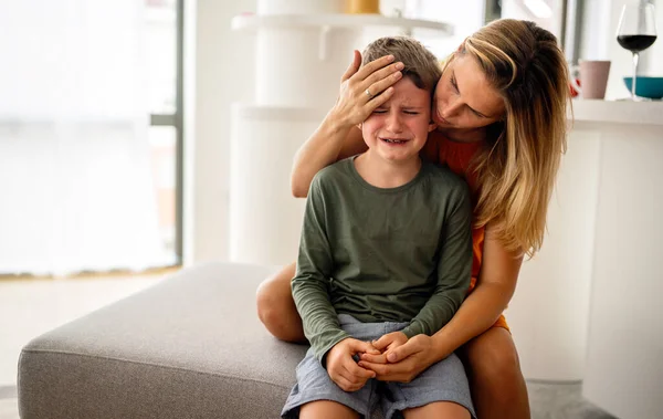 Retrato Mãe Consolando Seu Filho Ferido Triste Chorando Criança Apoio — Fotografia de Stock