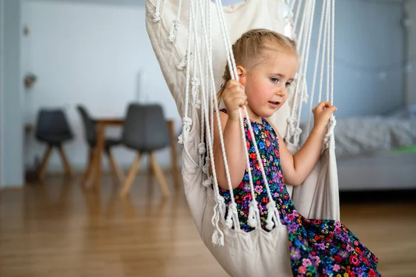 Portret Van Gelukkig Klein Meisje Glimlachen Plezier Hebben — Stockfoto