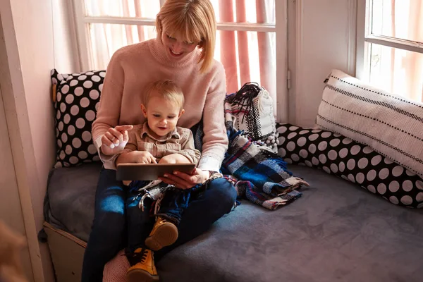 Människor Teknik Familj Lycka Koncept Lycklig Mor Med Sitt Barn — Stockfoto