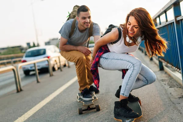 Attraktivt par ridning skateboards — Stockfoto
