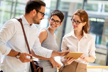 İş adamları iş yerinde birlikte eğleniyor, takım çalışması yapıyor ve sohbet ediyorlar. İş başarısı çalışma konsepti.