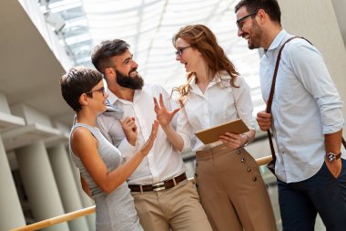 Ofiste birlikte çalışan iş adamlarının işbirliği ve analizi. Takım çalışması arkadaş konsepti