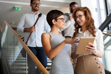 Genç iş adamlarından oluşan mutlu bir grup arkadaş toplantıda fikir alışverişinde bulunuyor. İş takım çalışması konsepti.