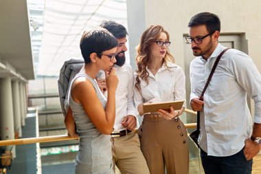 İş adamları iş yerinde birlikte eğleniyor, takım çalışması yapıyor ve sohbet ediyorlar. İş başarısı çalışma konsepti.