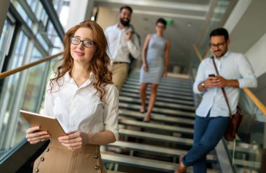 Bir grup mutlu iş adamı ofiste birlikte çalışıyor. Birlikte çalışmada başarılı takım.