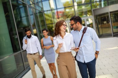 İş adamları iş yerinde birlikte eğleniyor, takım çalışması yapıyor ve sohbet ediyorlar. İş başarısı çalışma konsepti.