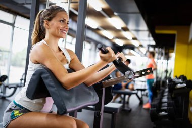 Sağlıklı kalmak için spor yapan sağlıklı genç kadınların portresi. Spor insanları konsepti