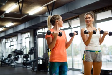 Onların fiziksel güçlendirilmesi spor salonunda çalışan kadınlar