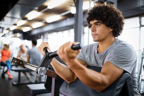 Muscular Jovem Fisiculturista Homem Bonito Fazendo Exercícios Ginásio Esporte Conceito — Fotografia de Stock