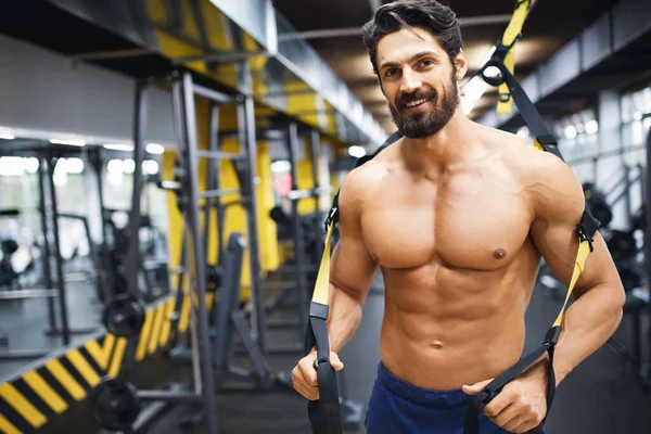 Musculoso Joven Culturista Hombre Guapo Haciendo Ejercicios Gimnasio Concepto Entrenamiento — Foto de Stock