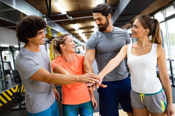 Fitness Sport Bewegung Und Gesundes Lebensstilkonzept Gruppe Glücklicher Menschen Fitnessstudio — Stockfoto