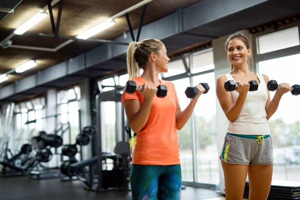 Vrouwen Trainen Sportschool Versterking Van Hun Lichaamsbouw — Stockfoto