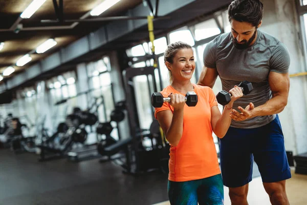 Jeune Belle Femme Faisant Des Exercices Avec Entraîneur Personnel Dans — Photo