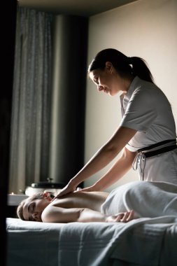 Güzellik salonunda yaptığı masajdan sonra genç güzel kadın