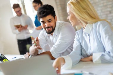 Başlangıç çeşitliliği takım çalışması beyin fırtınası toplantı konsepti. Çok ırklı başarılı kişilerin birlikte çalıştığı bir grup..