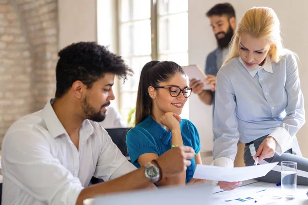 Grupo Empresarios Multiétnicos Felices Que Cooperan Trabajando Reunión Oficina Corporativa — Foto de Stock