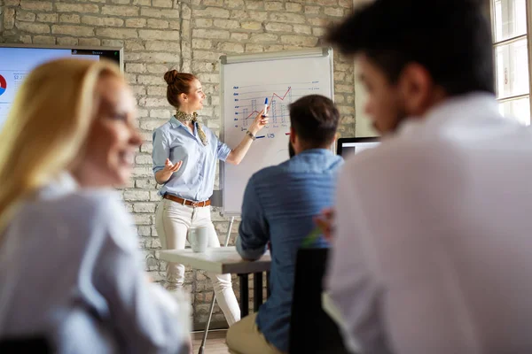 Lavorare Insieme Nuovo Progetto Gruppo Felici Uomini Affari Multietnici Che — Foto Stock