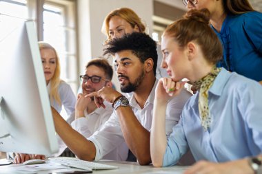 Bir grup genç iş adamı ve tasarımcı. Yeni proje üzerinde çalışıyorlar. Başlangıç konsepti..
