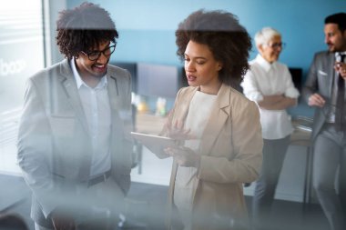 Şirket ofisinde birlikte çalışan başarılı iş adamlarının portresi. İş takım çalışması konsepti