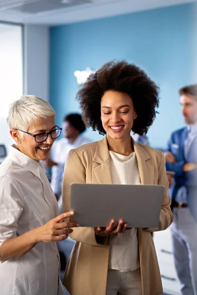 Glücklich Lächelnde Multiethnische Geschäftsfrauen Die Büro Zusammenarbeiten Unternehmenserfolgskonzept — Stockfoto