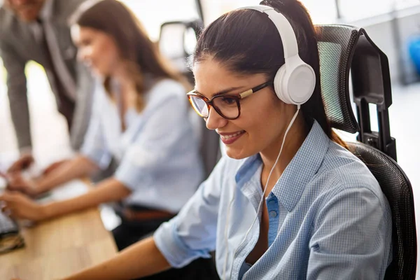 Vänliga Unga Kvinnliga Hjälplinje Operatör Med Hörlurar Call Center — Stockfoto