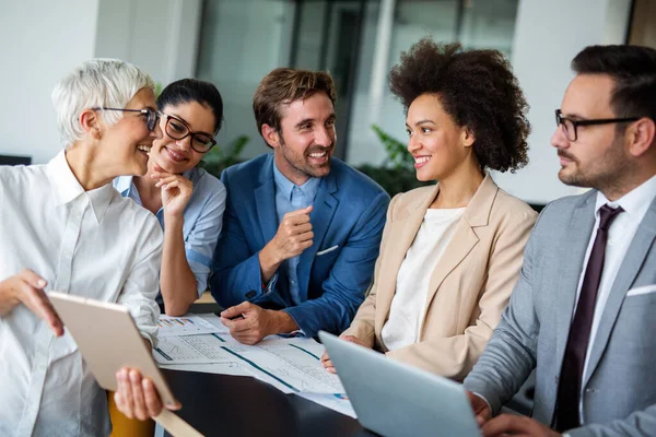 Gruppe Multietniske Forretningsfolk Som Samarbeider Travelt Moderne Kontor – stockfoto