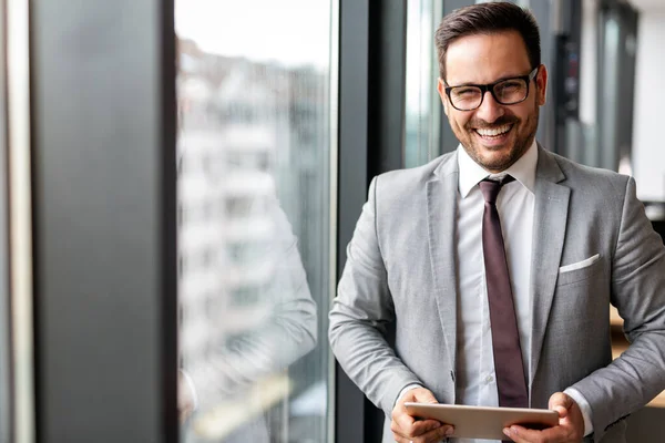 Feliz Joven Empresario Gerente Sosteniendo Tableta Trabajando Oficina Moderna — Foto de Stock