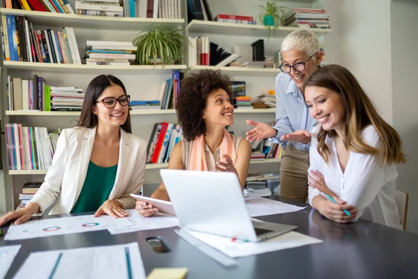 Grupa Szczęśliwych Kobiet Które Odniosły Sukces Współpracuje Nad Spotkaniem Biurze — Zdjęcie stockowe