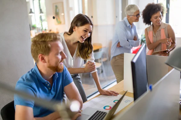 Groupe Ingénieurs Logiciels Travaillant Ensemble Développement Applications Dans Bureau Entreprise — Photo