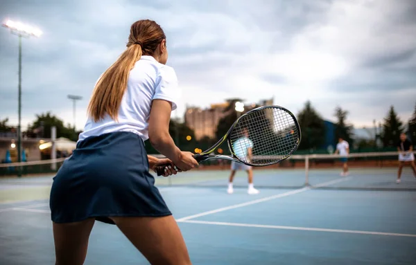 年轻英俊的女网球手 带着球拍和球拍 准备在比赛或比赛开始时发球 — 图库照片