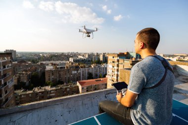 Şehirde uzaktan kumandalı İHA uçuran genç teknisyen portresi