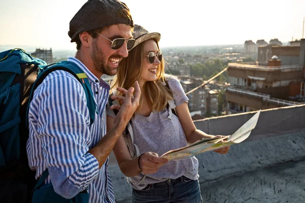 Tatil insanları turizm konsepti. Gülümseyen genç çift yaz tatilinin tadını çıkarıyor.