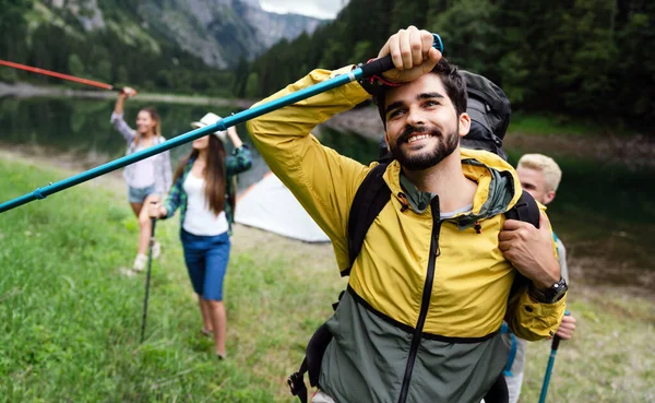 Turistika Přáteli Tak Zábavná Skupina Mladých Lidí Batohy Trekking Společně — Stock fotografie