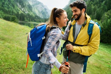 Bir grup mutlu genç arkadaş birlikte dışarıda eğleniyorlar.