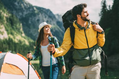 Bir grup mutlu genç arkadaş birlikte dışarıda eğleniyorlar.
