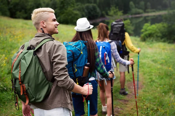 Aventura Viajes Turismo Senderismo Concepto Personas Grupo Amigos Sonrientes Con —  Fotos de Stock