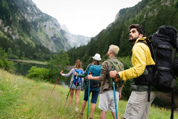 Abenteuer Reisen Tourismus Wandern Und Menschen Konzept Gruppe Lächelnder Freunde — Stockfoto