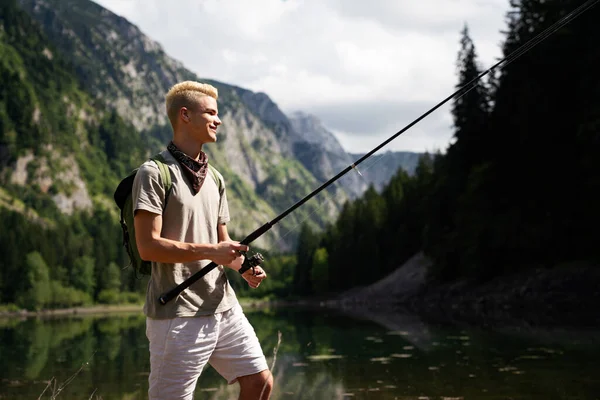 Fischer Angelt Der Natur See Beim Zelten — Stockfoto
