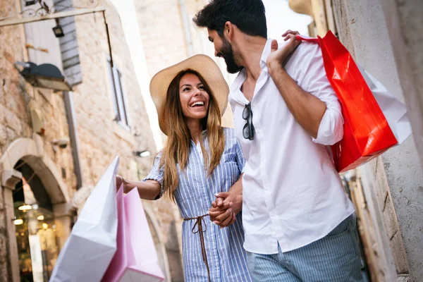 Casal Feliz Turistas Andando Fazendo Compras Uma Rua Cidade Durante — Fotografia de Stock