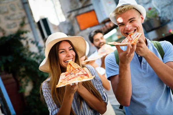 Amigos Divertindo Comendo Pizza Namoro Consumismo Viagens Comida Estilo Vida — Fotografia de Stock