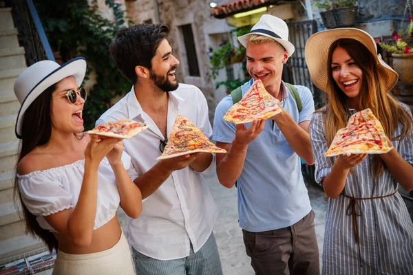 有乐趣和吃披萨的朋友 消费主义 食物和生活方式概念 — 图库照片