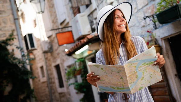 Mujer Joven Feliz Con Mapa Ciudad Viajes Turísticos Vacaciones Concepto — Foto de Stock