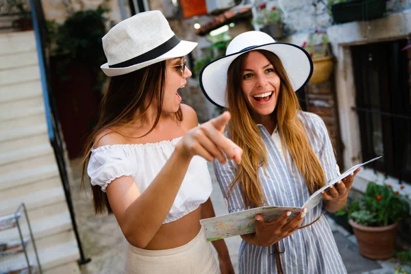 Belles Femmes Étudiants Profitant Des Voyages Des Vacances Été — Photo